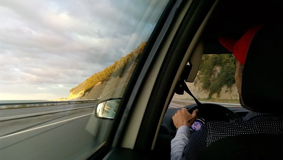 Aprovecha tu tiempo en el carro para estudiar las preguntas cívicas con audio. Tips para usar CarPlay, Android Auto y Bluetooth.