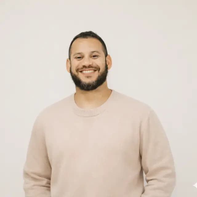 Personas estudiando ciudadanía con CiudadanoUSA