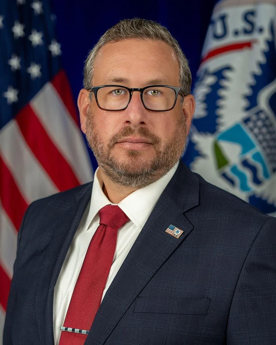 Te contamos exactamente qué pasa en la entrevista de naturalización de USCIS, paso a paso, para que llegues sin sorpresas.