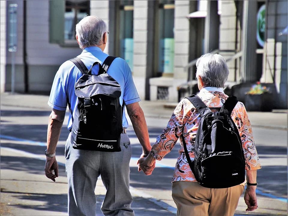 Si tienes 65 años o más y llevas 20 años como residente permanente, calificas para un examen más corto en español.