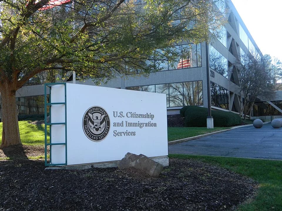 ¿Puedes aplicar para la ciudadanía? Estos son todos los requisitos que USCIS pide para la naturalización.